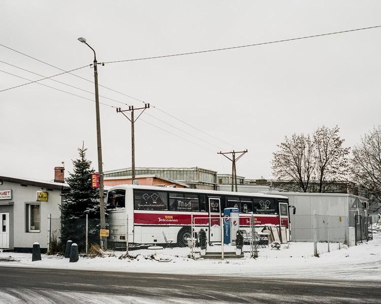 Stary przystanek autobusowy, widać stojący w pobliżu autokar