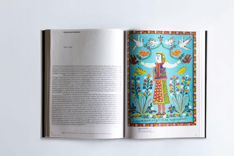 Otwarta książka z notą biograficzną artystki ludowej Katarzyny Gawłowej. Po lewej stronie tekst, po prawej ilustracja przedstawiająca uśmiechniętą kobietę w tradycyjnym stroju, z rozłożonymi rękami, którą otaczają ptaki i kolorowe motywy roślinne