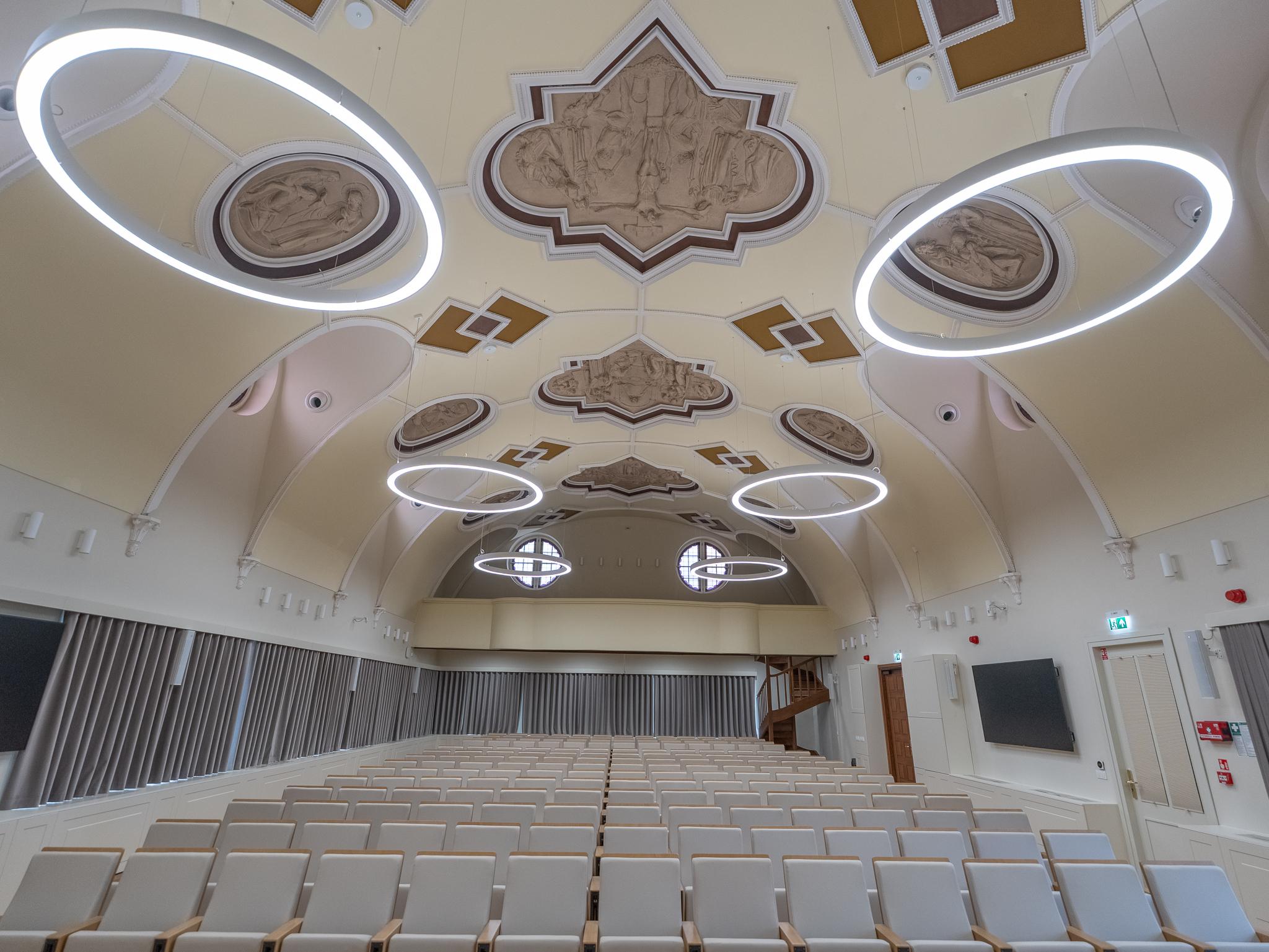 Wielkoprzestrzenna aula zlokalizowana we wnętrzach dawnej kaplicy, fot. Miłosz Kozioł