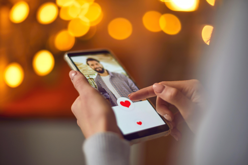 Czy aplikacje randkowe pomagają nam znaleźć miłość?