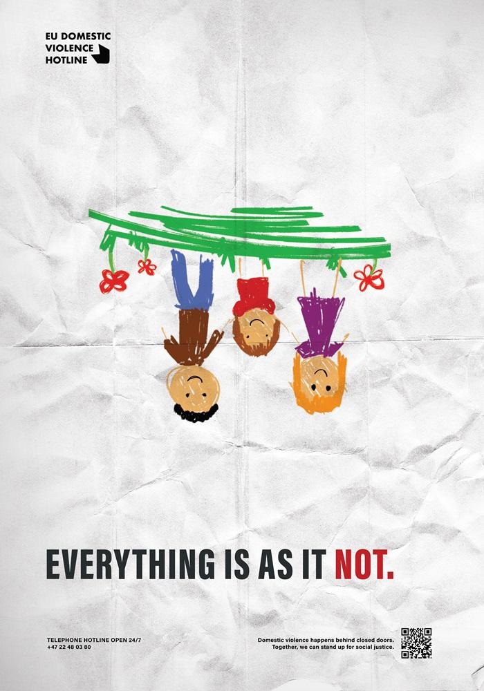 Plakat przedstawia dziecięcy rysunek rodziny z napisem w języku angielskim - Everything is as it not, czyli Wszystko jest takie, jakie nie jest. Kampania mówi o ukrytej przemocy domowej.