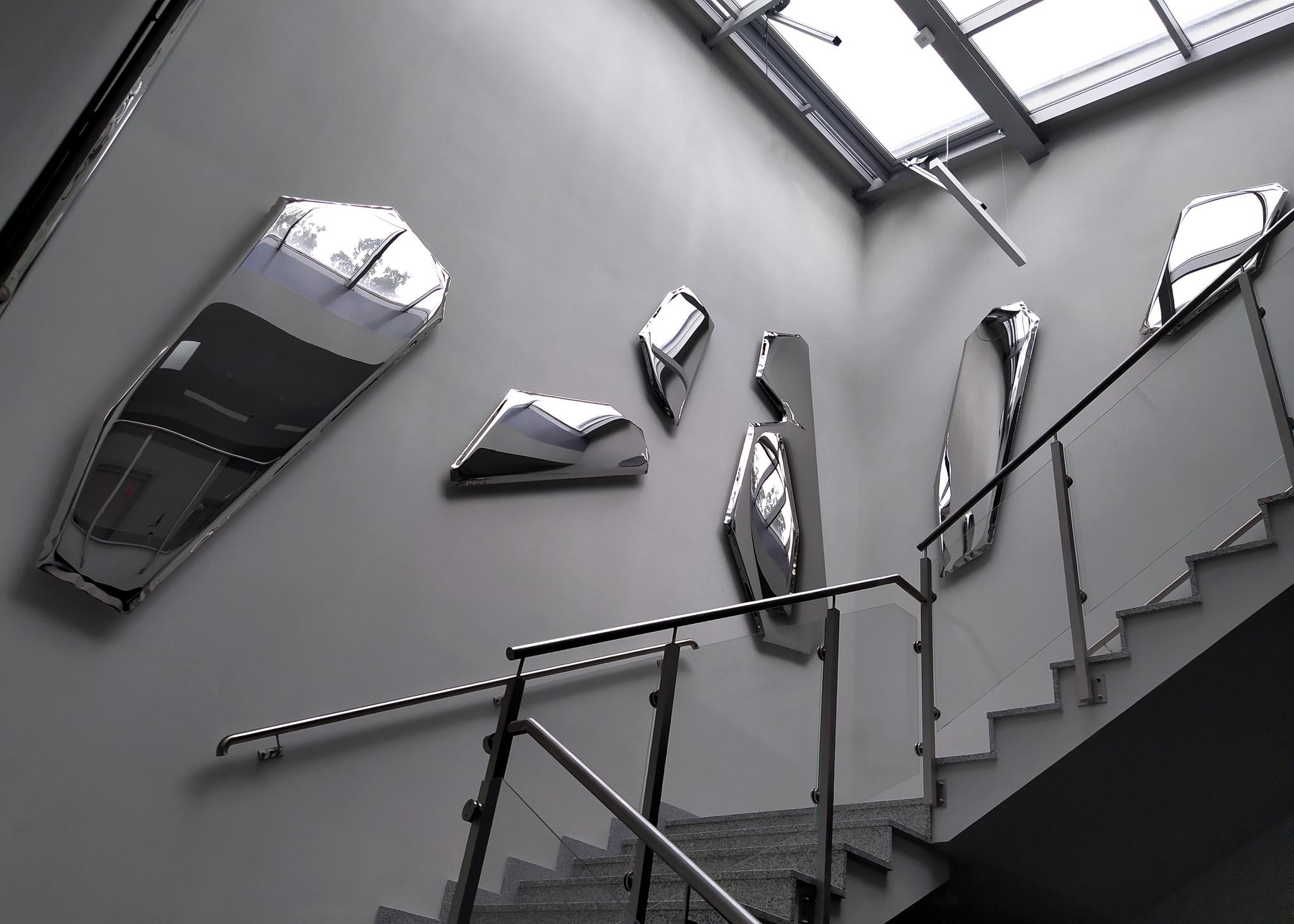 Osiem lustrzanych, stalowych paneli wyeksponowanych na klatce schodowej Muzeum Ziemi Lubuskiej