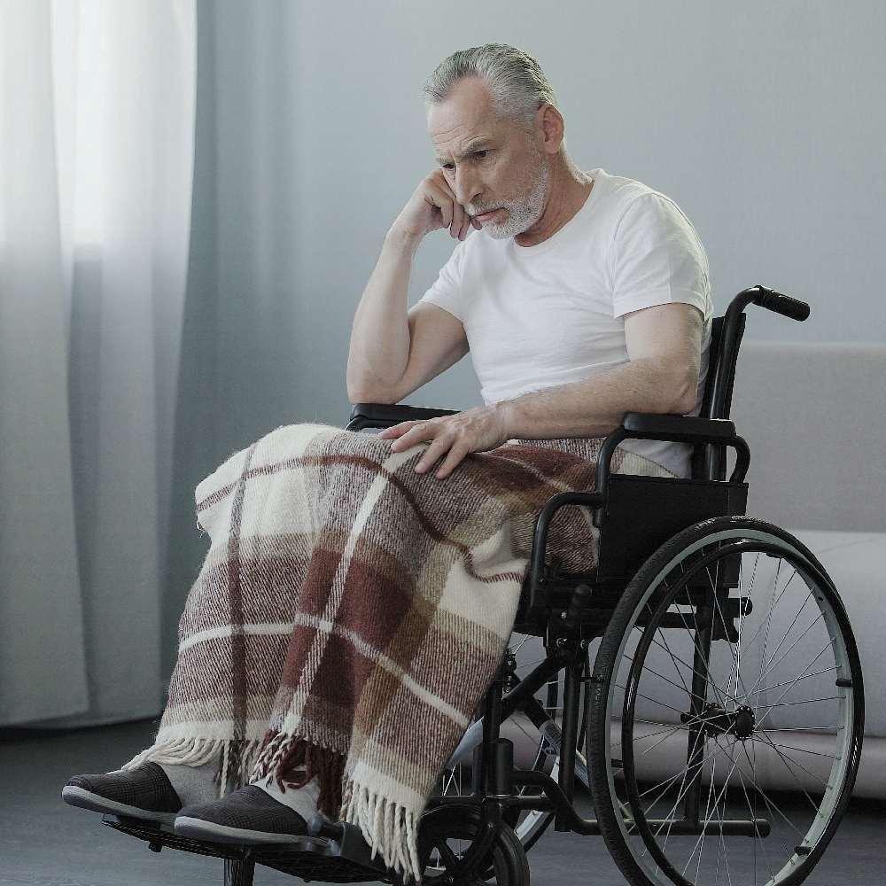 zatroskany starszy mężczyzna na wózku inwalidzkim 
