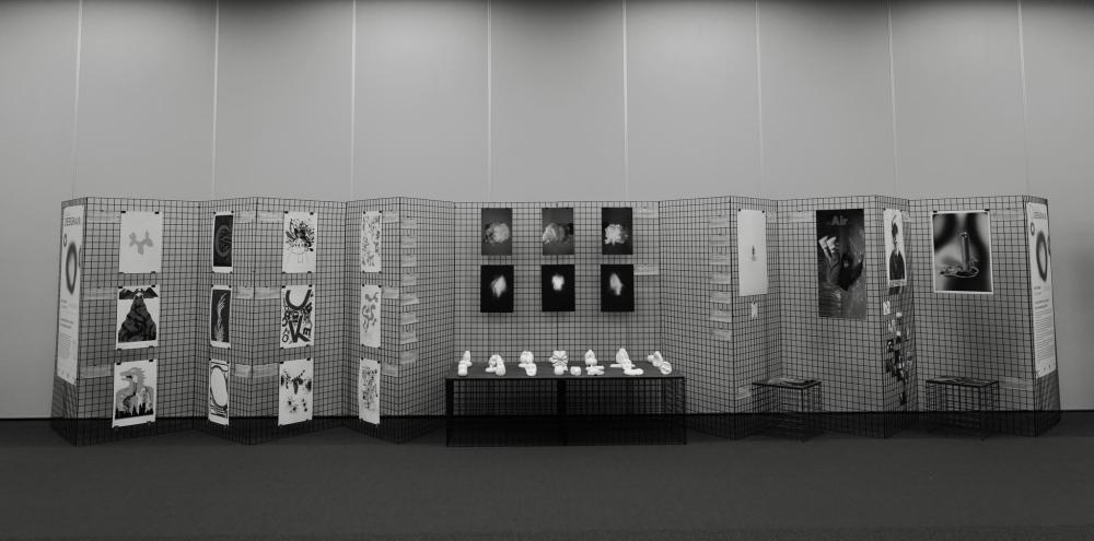  Wystawa DesignAIR – ujęcie horyzontalne całości ekspozycji z pracami uczestników projektu