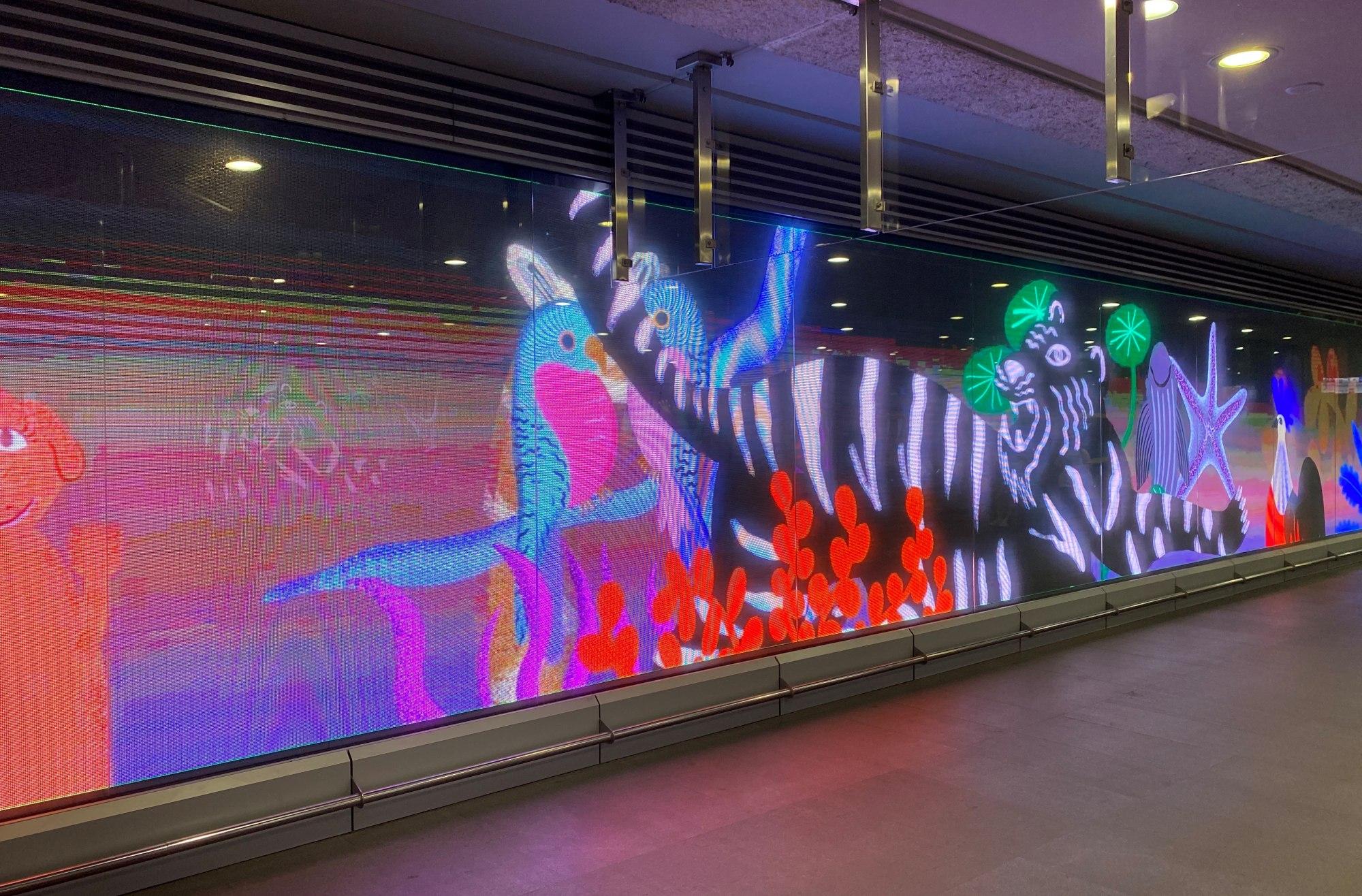 Grafiki i animacje studentów School of Form rozświetlają stację Metro Świętokrzyska