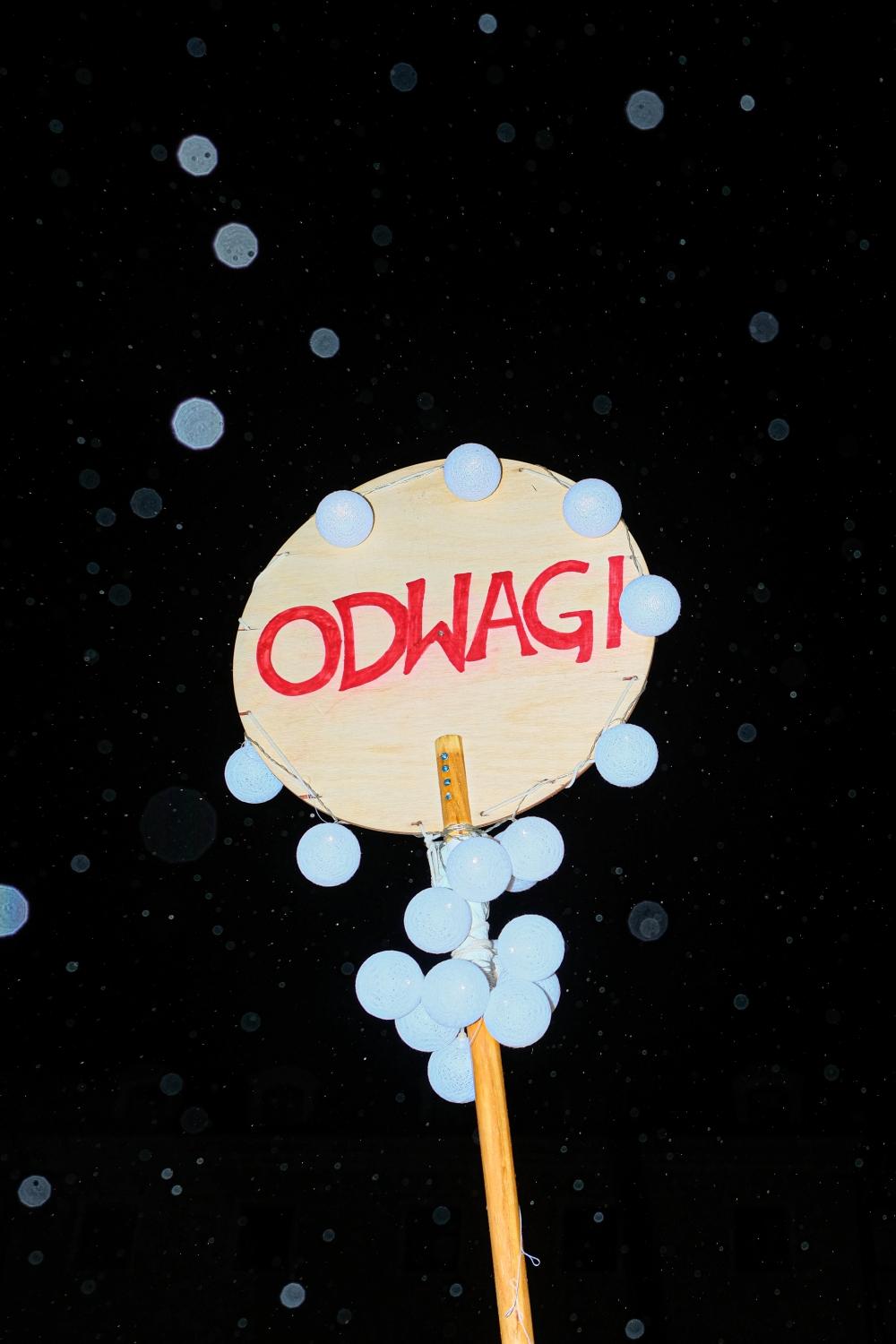 Transparent z wezwaniem: Odwagi!