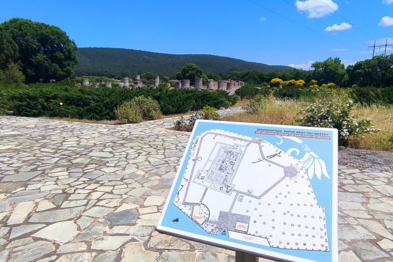 Tablica informacyjna w antycznym sanktuarium w Mesie na wyspie Lesbos