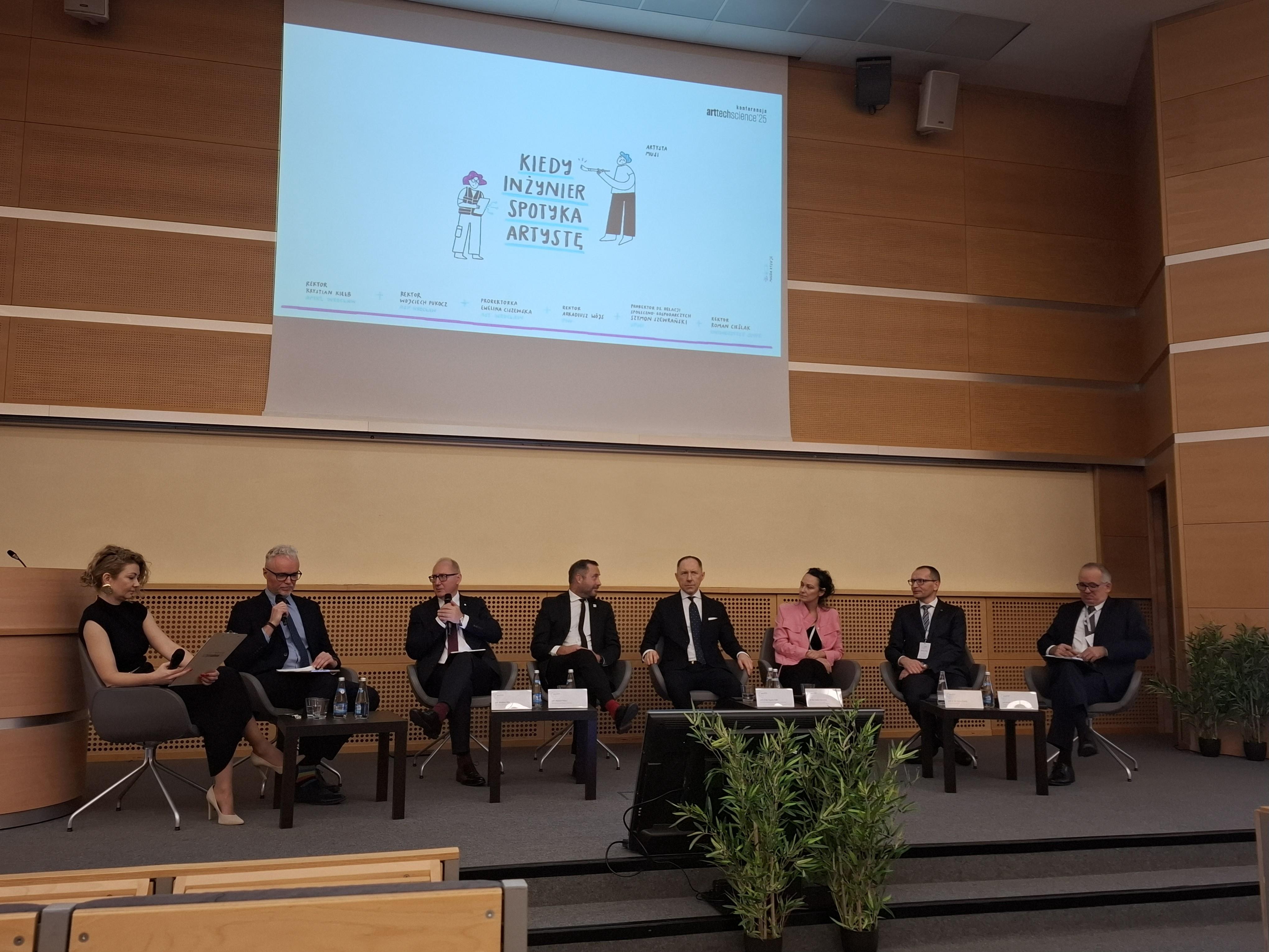 Panel dotyczący spotkania nauki ze sztuką z udziałem rektora USWPS prof. Romana Cieślaka podczas ArtTechScience 2025