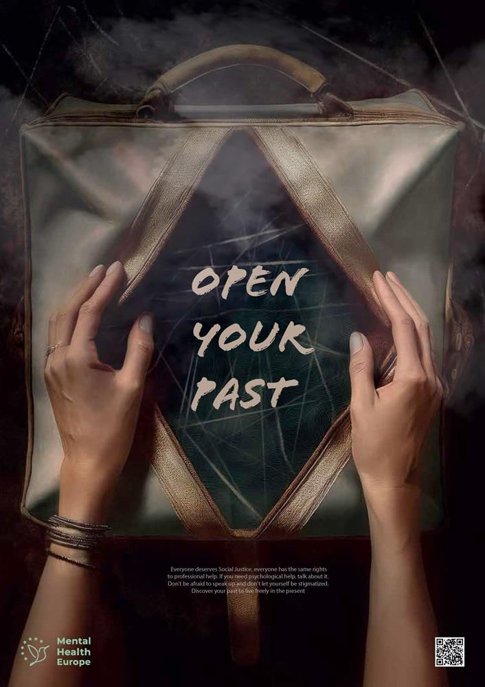 Grafika przestawiająca dłonie, otwierające starą, zakurzoną torbę. W środku widać pajęczyny z napisem w języku angielskim - open your past, czyli otwórz swoją przeszłość.