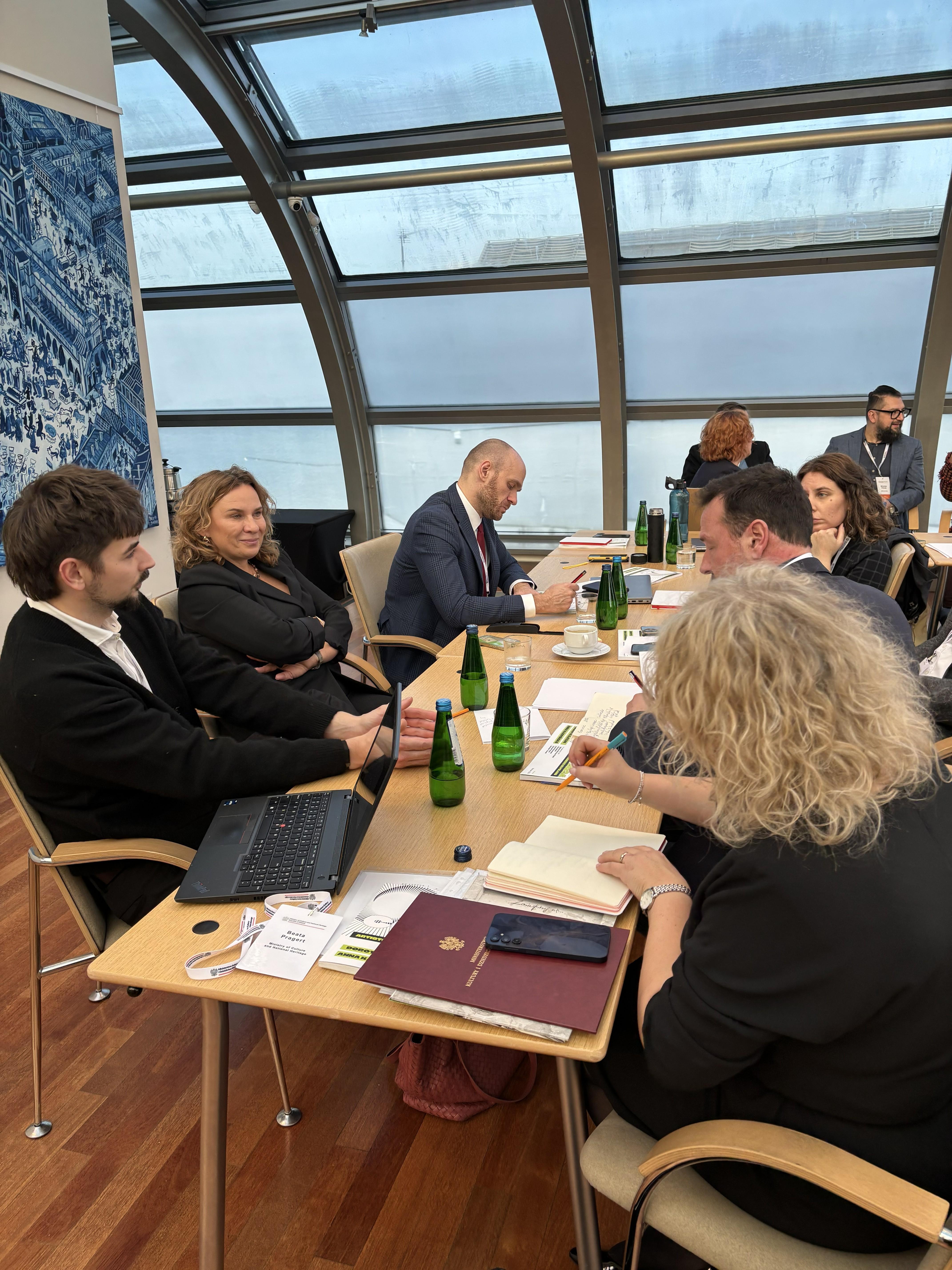 Dyskusja w akademickim gronie podczas konferencji