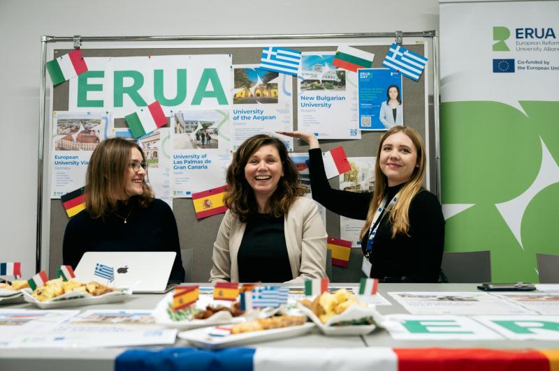 Stoisko ERUA podczas Dnia ERUA 2025 na Uniwersytecie SWPS w Warszawie