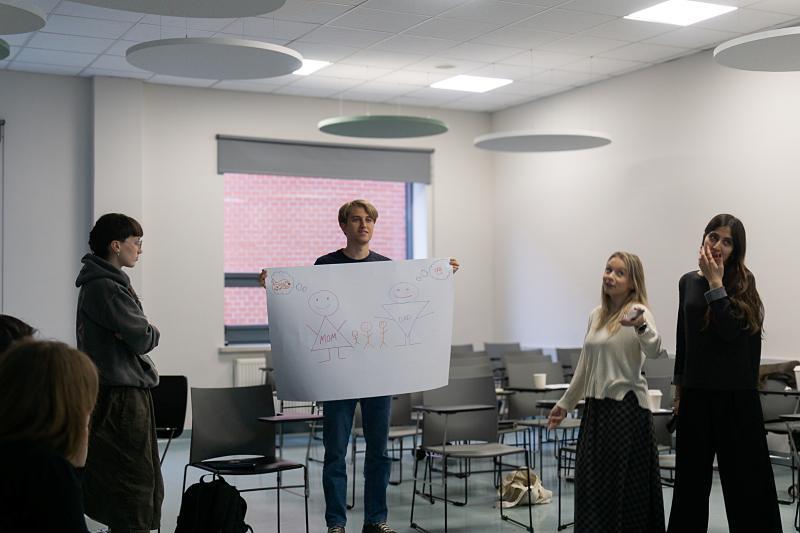Czworo studentów prezentuje swoją koncepcję podczas warsztatów na USWPS