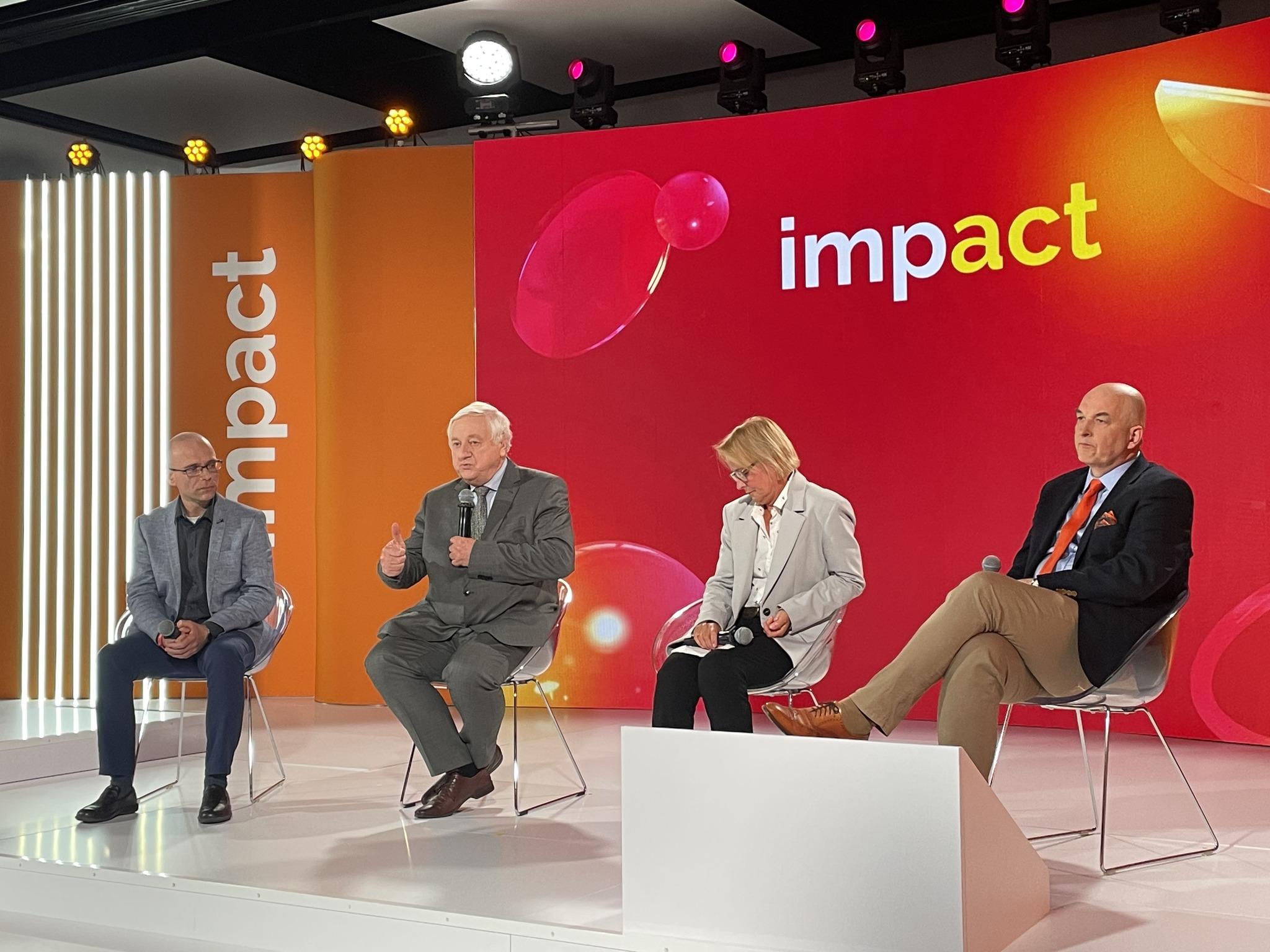 Profesor Marcin Jacoby i zaproszeni goście podczas konferencji Impact'23