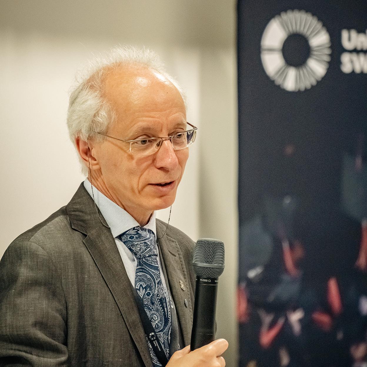 Profesor Stanisław Kistryn na Uniwersytecie SWPS podczas konferencji Sytuacja Międzynarodowej Kadry Akademickiej w Polsce