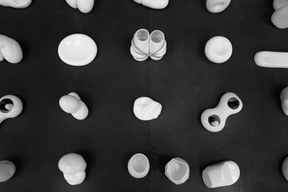 Wystawa DesignAIR – fragment ekspozycji z kelementami ceramiki