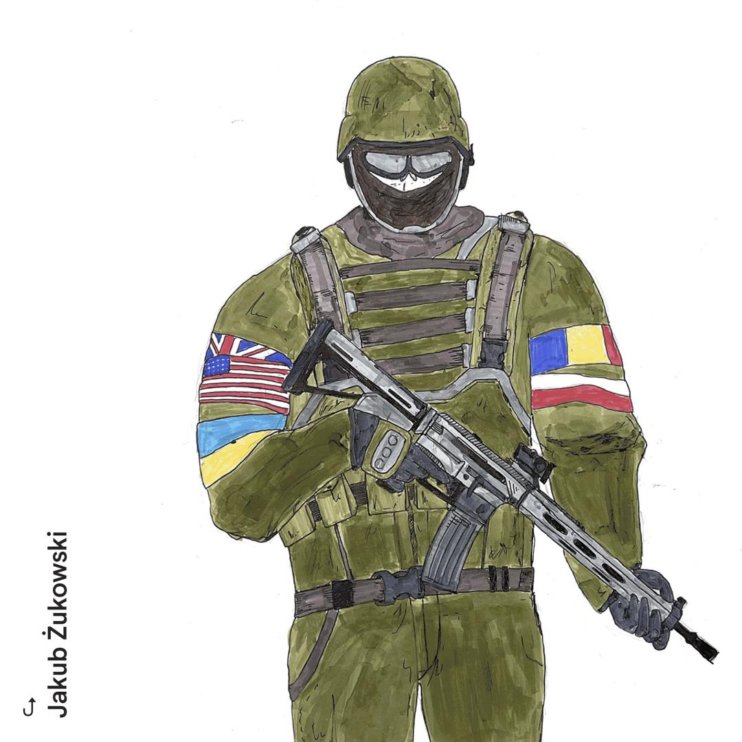 Żołnierz z opaskami z flagą Ukrainy oraz Wielkiej Brytanii