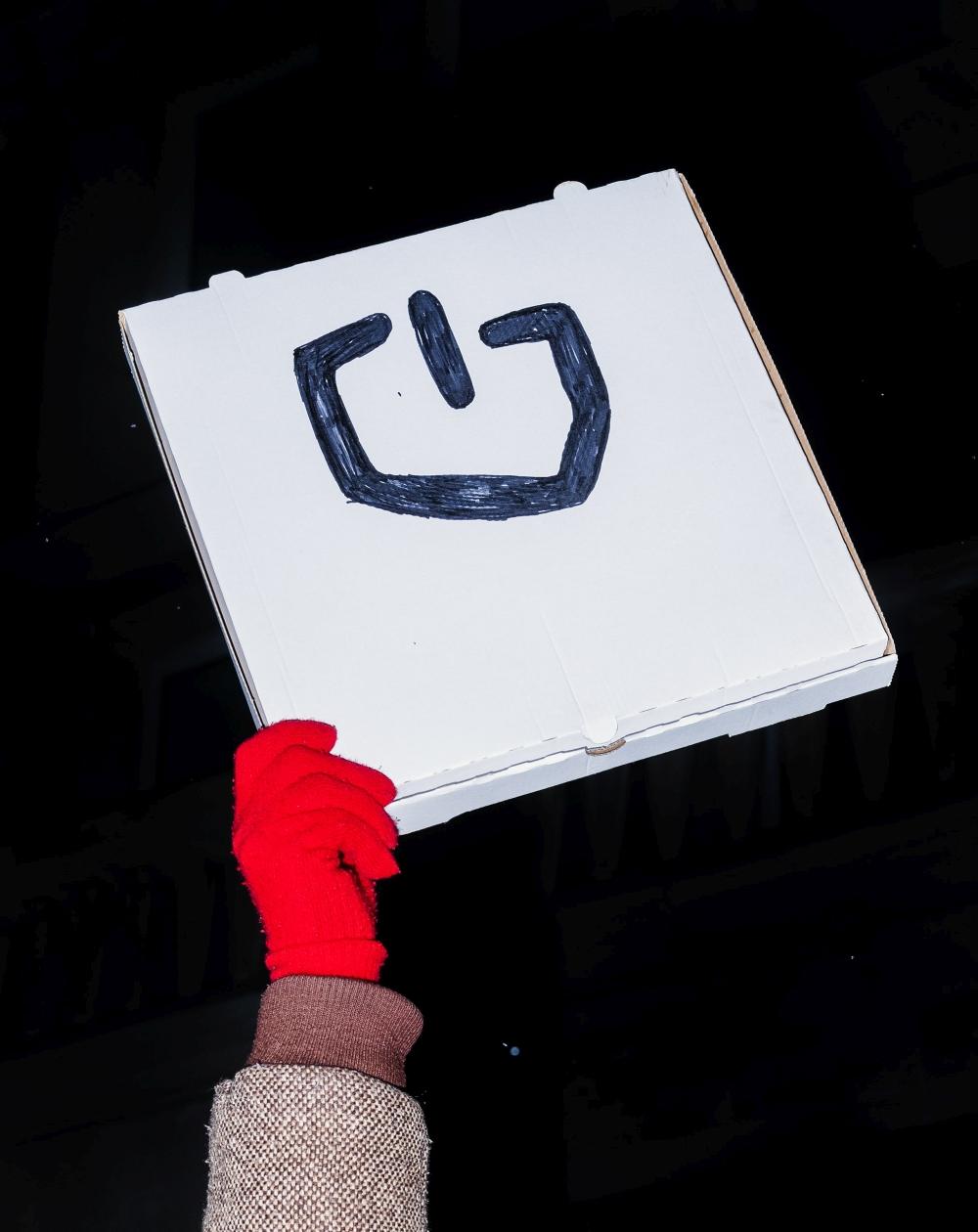Transparent na pudełku po pizzy – symbol konturu Polski z włącznikiem w środku