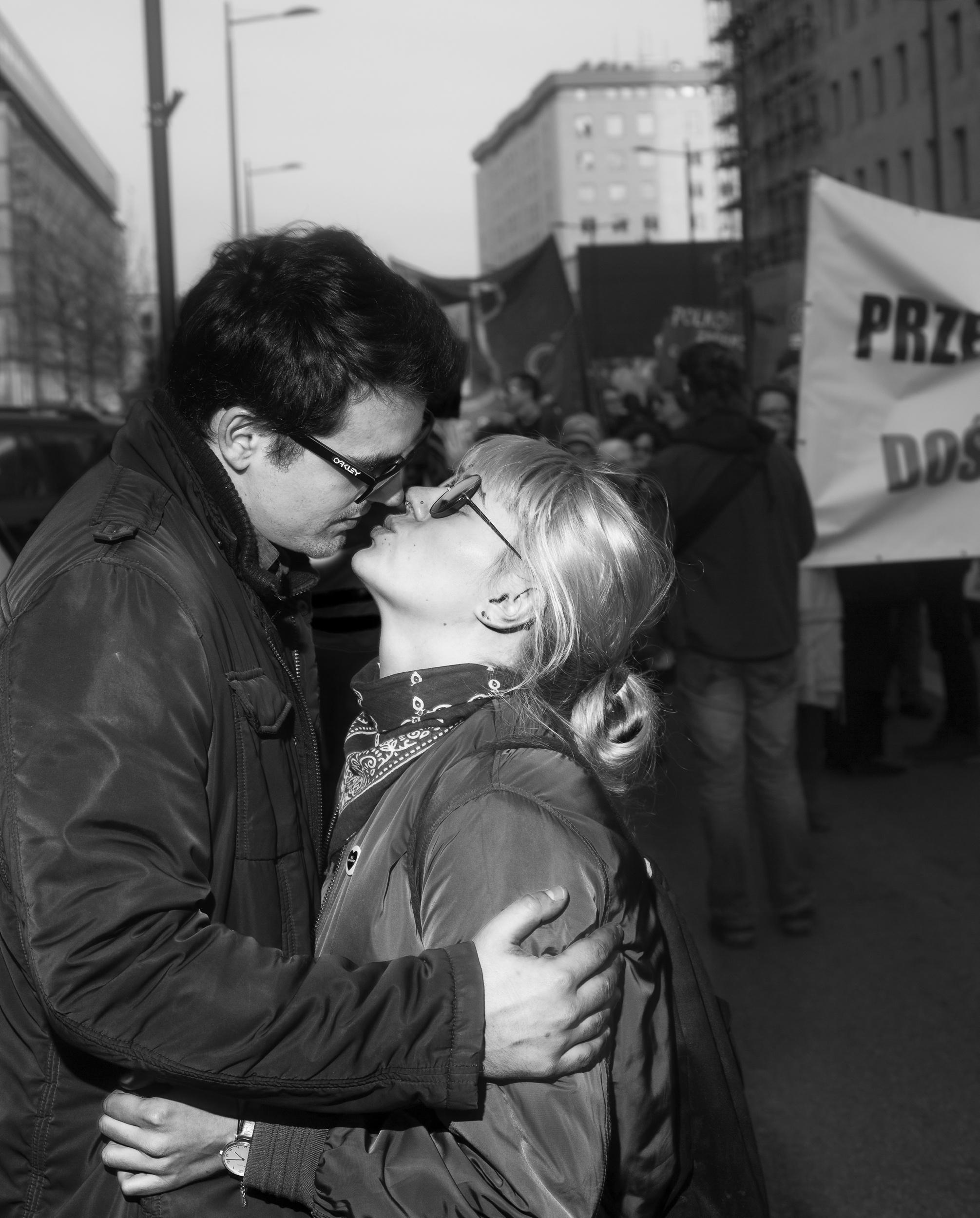 Całująca się para podczas protestu feministycznego