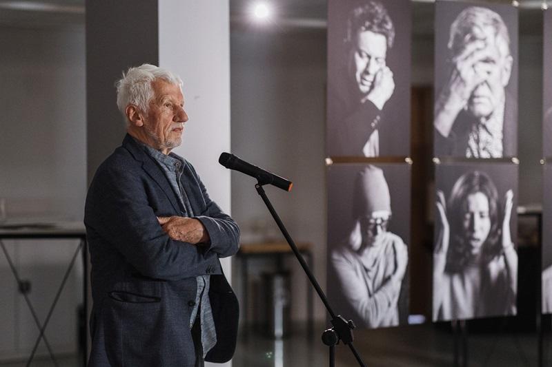 Wojciech Eichelberger mówiący do mikrofonu