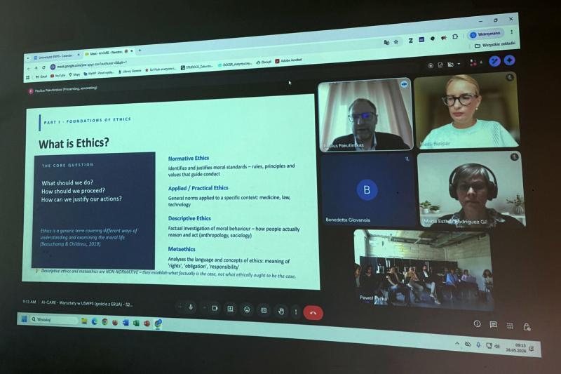 Ekran projektora ukazujący prezentację i osoby uczestniczące w spotkaniu zdalnie