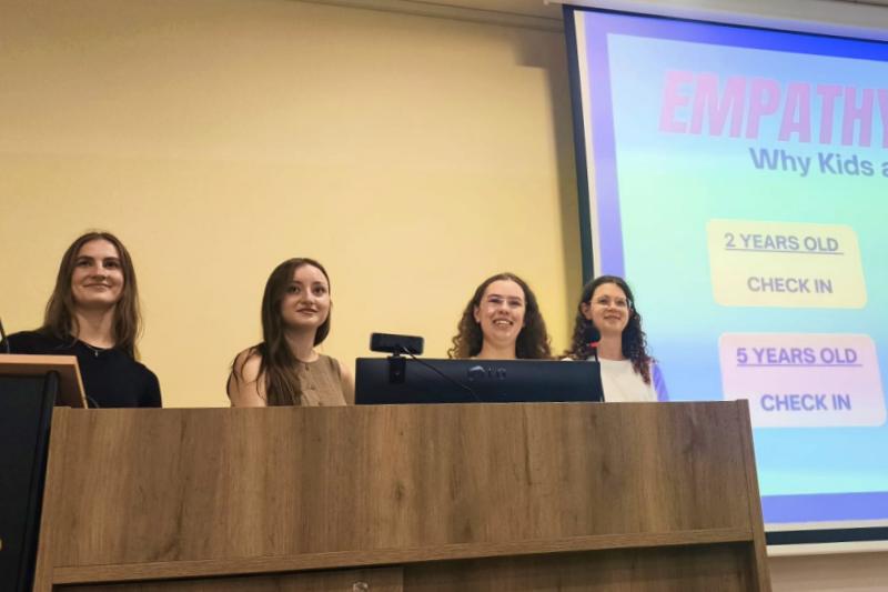 Studentki z USWPS prowadzą prezentację na Uniwersytecie Egejskim
