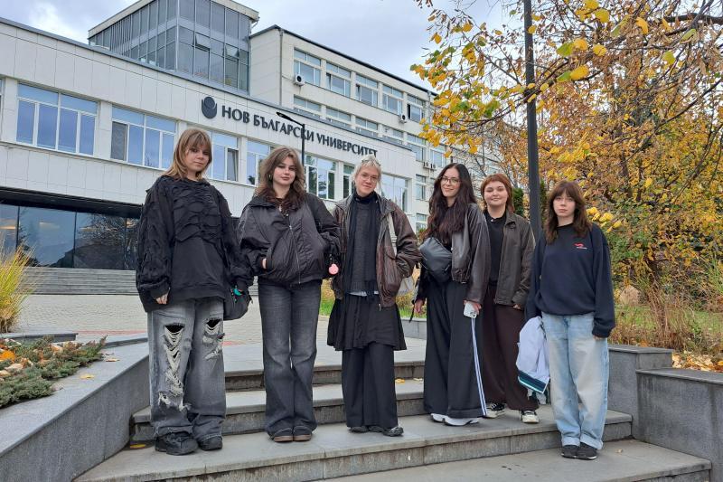 Studentki z USWPS na kampusie NBU