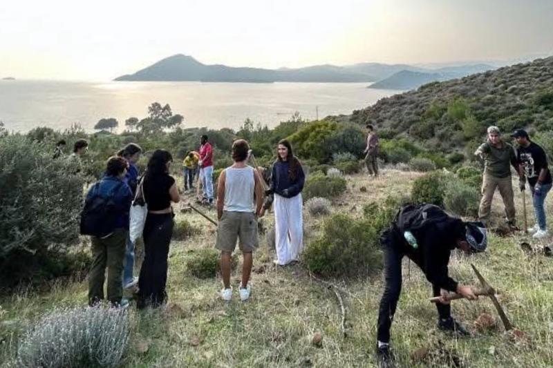 Osoby studiujące z uniwersytetów ERUA sadzą drzewa na wyspie Lesbos w Grecji