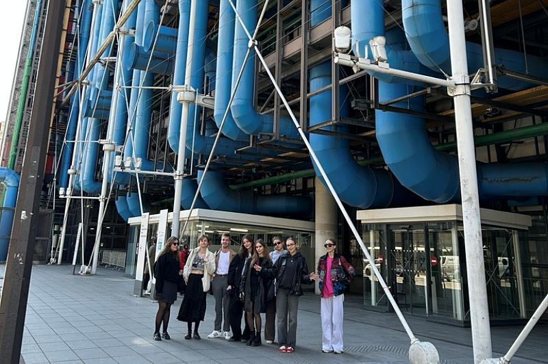 Studenci z USWPS przed wejściem do Centrum Pompidou