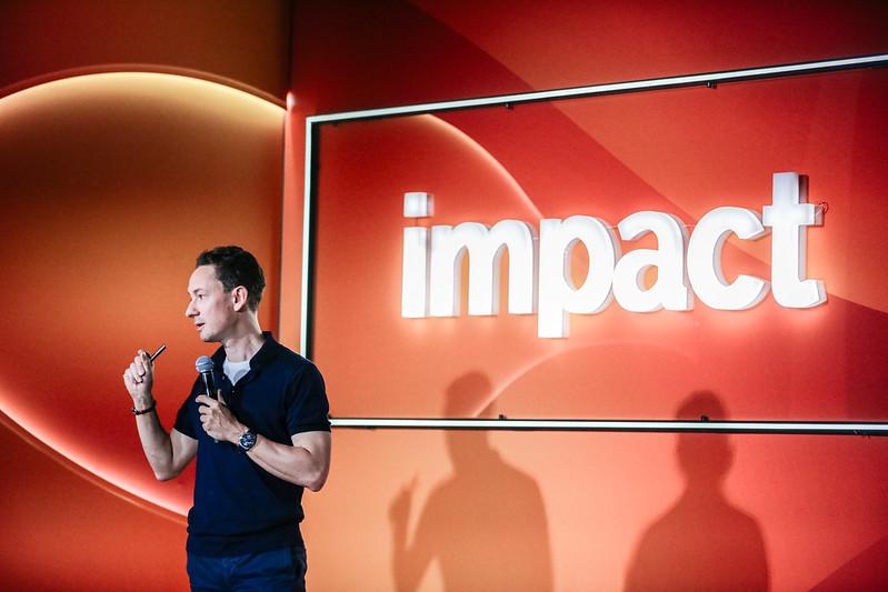 Wawrzyniec Smoczyński podczas wystąpienia na Impact 2024