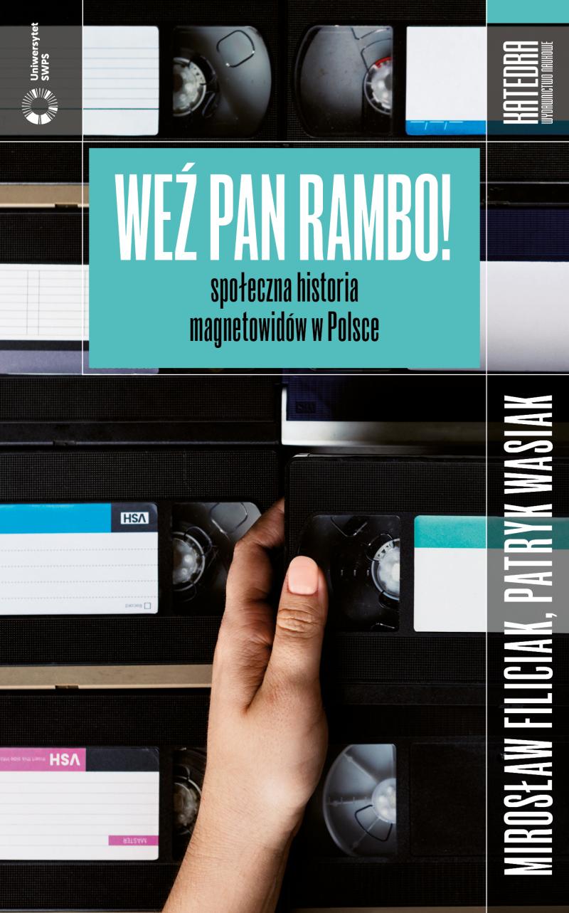 Ręka sięgająca po kasetę VHS. Okładka książki „Weź pan Rambo!”