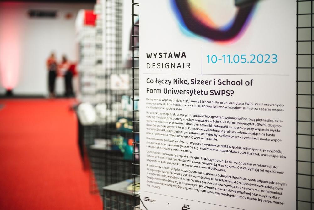 Wystawa DesignAIR – fragment ekspozycji z logo projektu i jego krótkim opisem