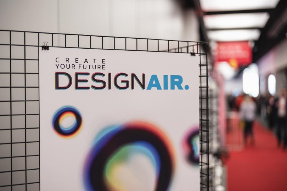 Wystawa DesignAIR – fragment ekspozycji z logo projektu
