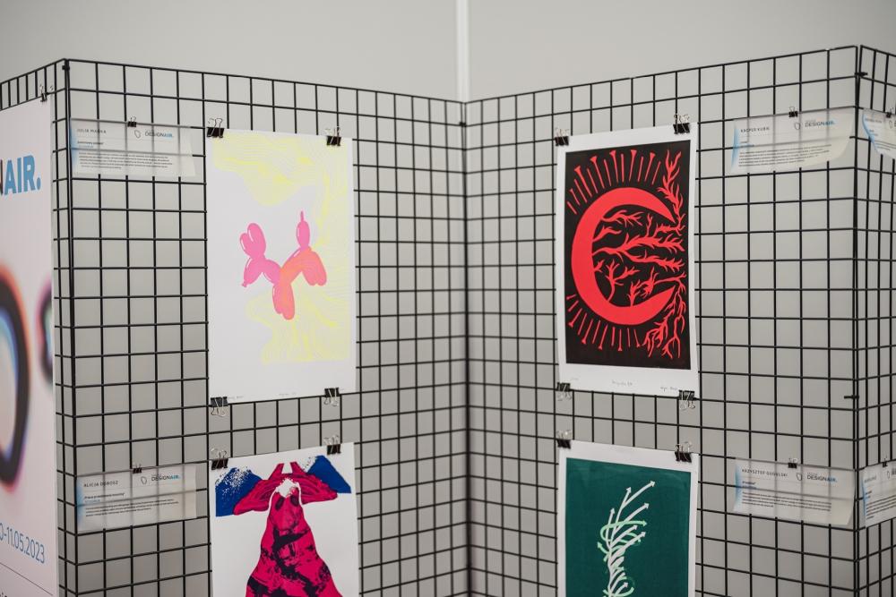 Wystawa DesignAIR – fragment ekspozycji z kolorowymi plakatami