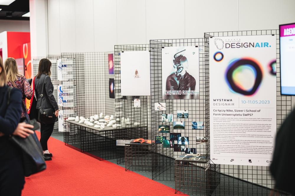 Wystawa DesignAIR – ekspozycja prac, w tle widać zwiedzających