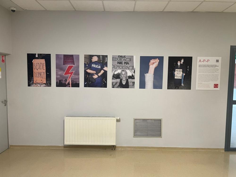 Ściana ze zdjęciami z wystawy A-A-P na poznańskim kampusie Uniwersytetu SWPS