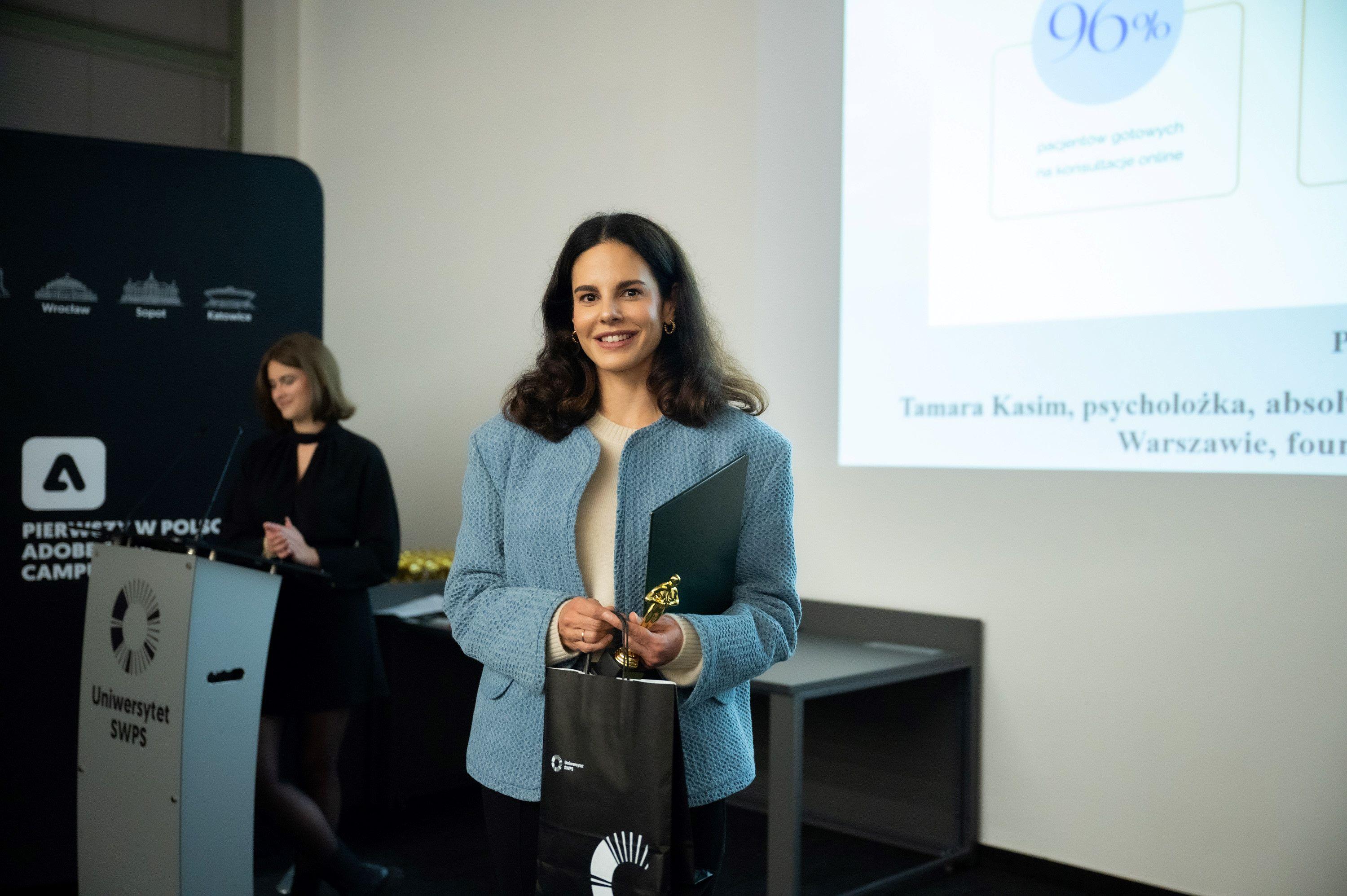 Gala finałowa VII edycji Acts of Leadership Award. Tamara Kasim pozuje z nagrodą