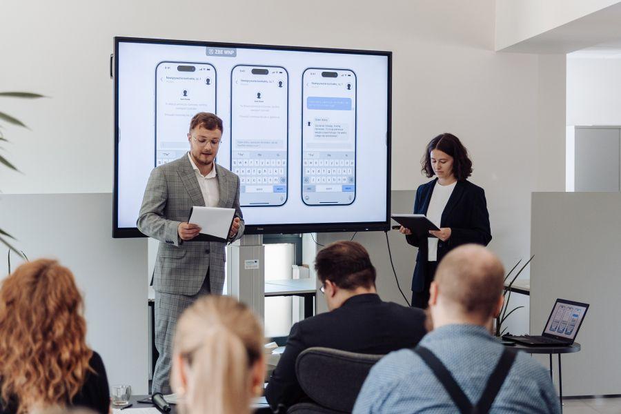 Dwoje członków zespołu Empatia prezentuje prototyp aplikacji. Na slajdzie widać trzy przykładowe ekrany aplikacji mobilnej