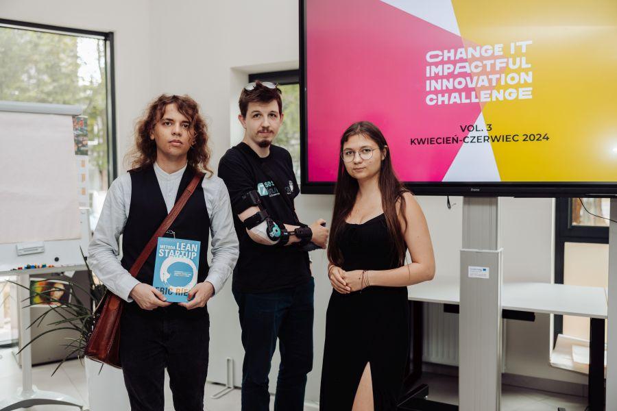 Troje członków zespołu Wnuczek na godziny na tle slajdu z napisem „CHANGE IT – IMPACTFUL INNOVATION CHALLENGE. VOL. 3. KWIECIEŃ–CZERWIEC 2024”