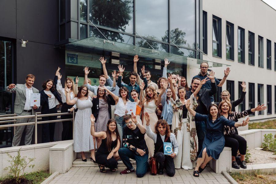 Zdjęcie grupowe finalistek i finalistów trzeciej edycji CHANGE IT
