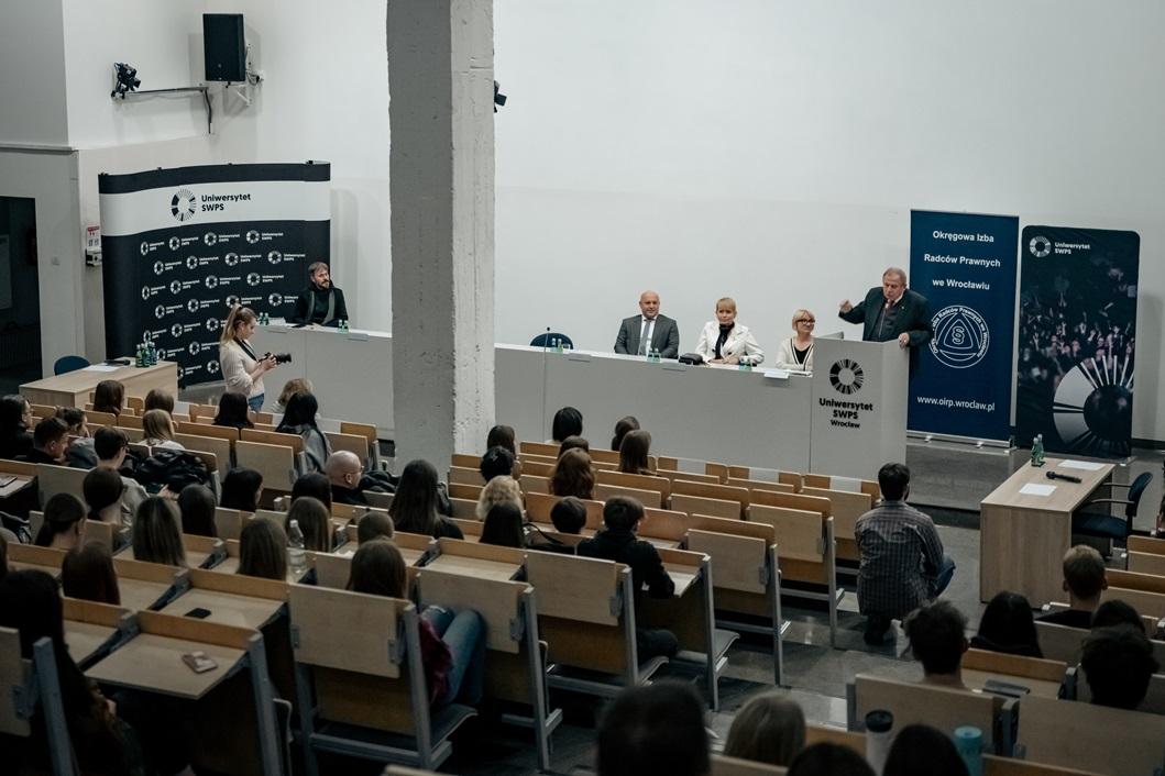 Zdjęcie całej sali z góry, widać publiczność, mównicę oraz stól jury
