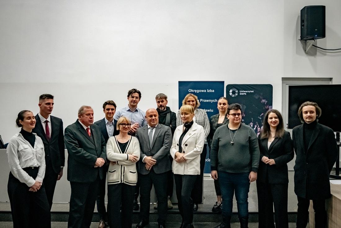 Grupowe zdjęcie uczestniczek i uczestników konkursu oraz składu jury
