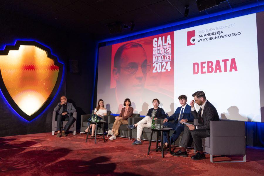 Uczestnicy debaty podczas gali Młodzieżowego Konkursu Dziennikarskiego Radia ZET, czterech mężczyzn i trzy kobiety