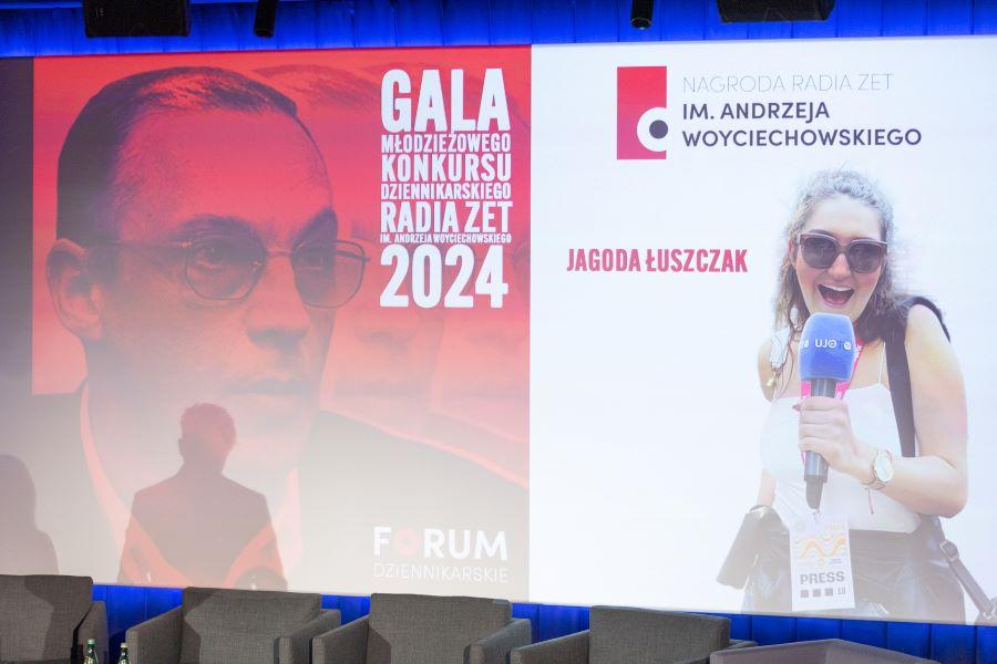 Slajd ze zdjęciem Jagody Łuszczak, zwyciężczyni Młodzieżowego Konkursu Dziennikarskiego Radia ZET