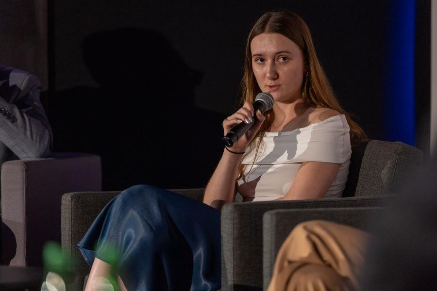 Uczestniczka debaty podczas gali Młodzieżowego Konkursu Dziennikarskiego Radia ZET