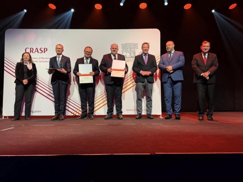 Gala Research Impact Leaders Award 2025; na scenie przedstawiciele władz uczelni, m.in. rektor Uniwersytetu SWPS