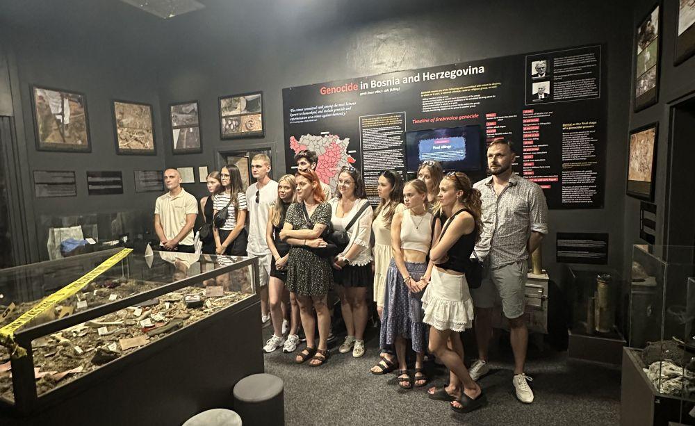 Grupa studentek i studentów USWPS w sarajewskim muzeum