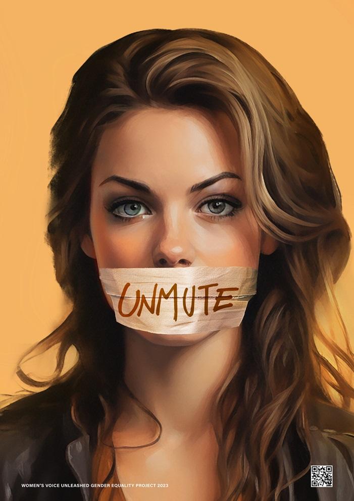 Grafika przedstawiająca portret pięknej, młodej kobiety na jednolitym tle, w stylu malarskim. Ma zaklejone usta taśmą z napisem po angielsku "unmute her"
