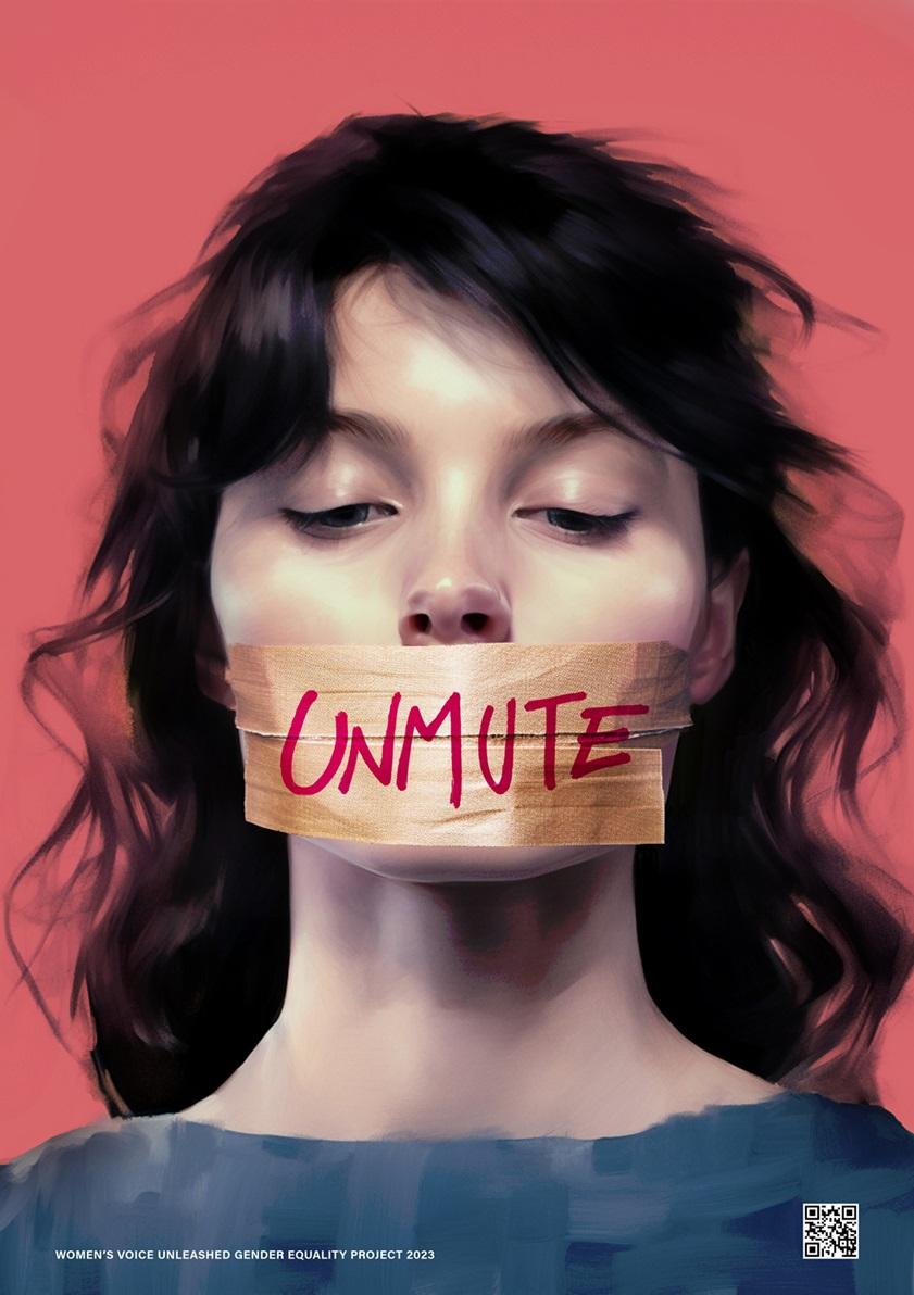 Grafika przedstawiająca portret młodej kobiety na jednolitym tle, w stylu malarskim. Ma zaklejone usta taśmą z napisem po angielsku "unmute her"