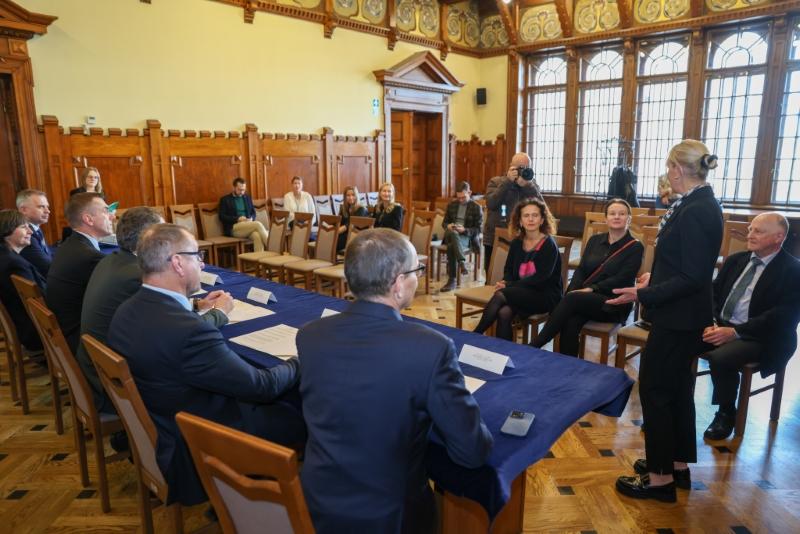 Przedstawiciele miasta i krakowskich uczelni podpisują list intencyjny