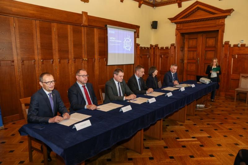 Przedstawiciele miasta i krakowskich uczelni podpisują list intencyjny